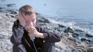 肖像儿童男孩使用<strong>雾化吸入</strong>面罩治疗哮喘海边。